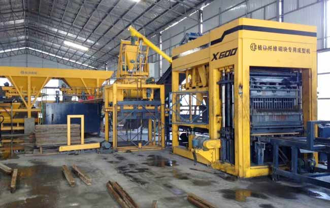 混(hùn)凝土砌塊磚機變(biàn)頻器調頻振動的(de)優點