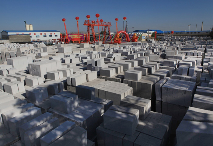 水泥磚機(jī)上成品磚(zhuān)的吹掃和(hé)養護裝置(zhì)改良後可(kě)提高磚質(zhì)量