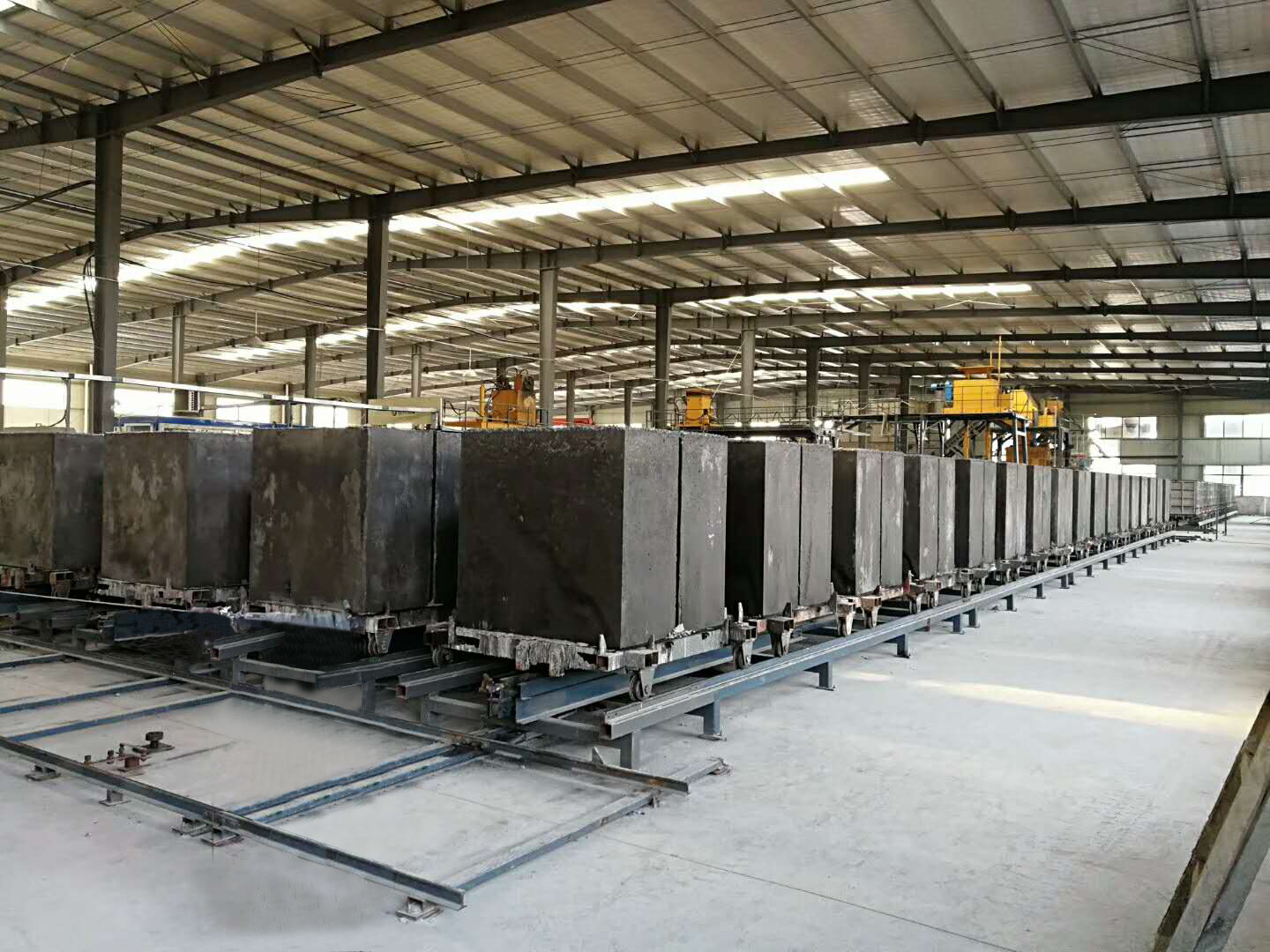 加(jia)氣塊生産(chan)線設備  免(mian)蒸加氣磚(zhuān)設備